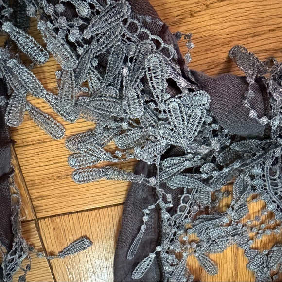 Women’s triangle fringe scarf - Picture 2 of 5